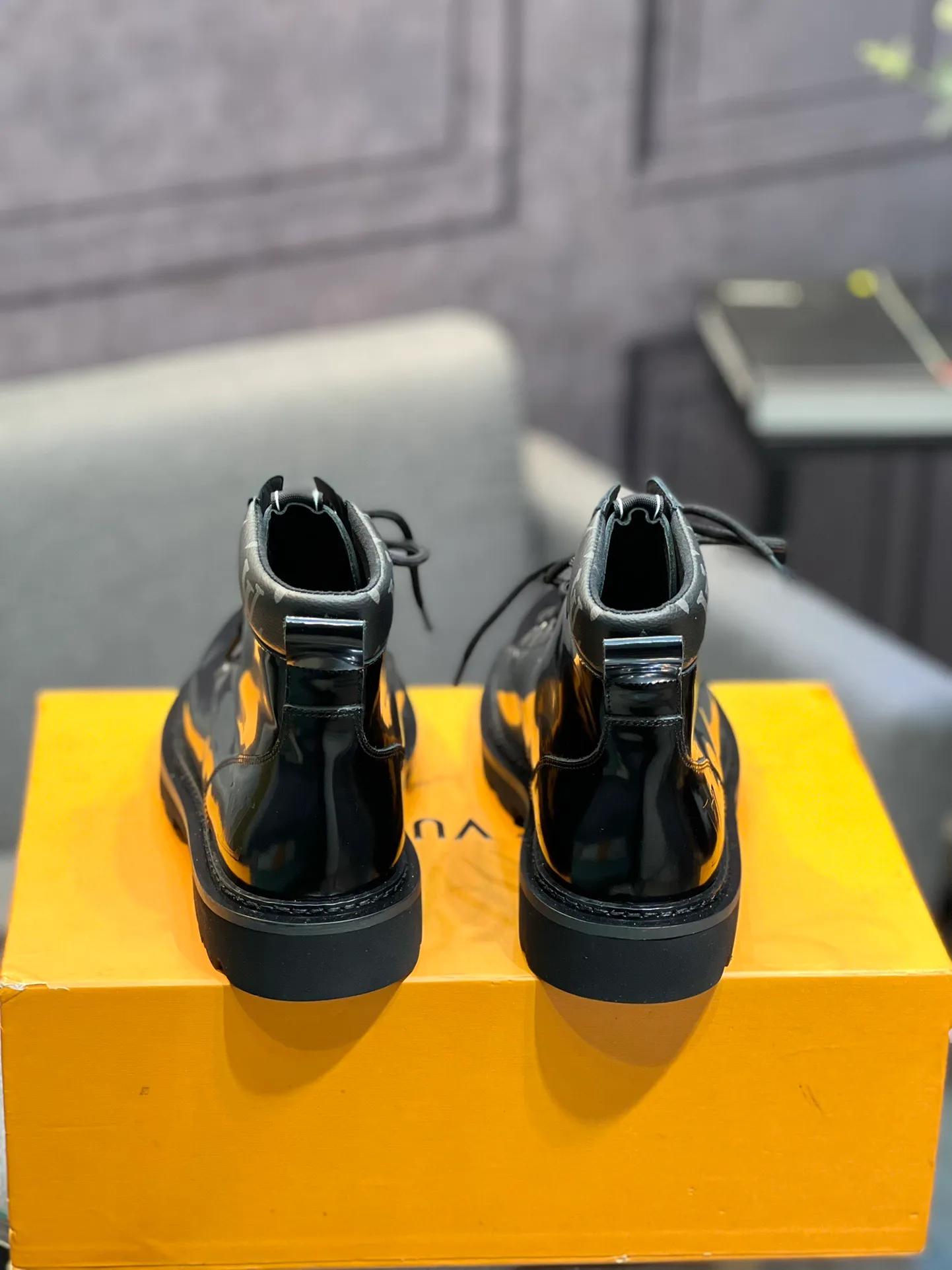 Men's shoes 💰900 L Home - the latest LV men's business casual boots, luxury and nobility are a must, all made of imported original first-layer cowhide, just to create a more comfortable wearing experience, ➕top imported water-dyed full cow lining, original high wear-resistant outsole! 👏👏 Size: Male 39-44; (38 45 46 customized)
